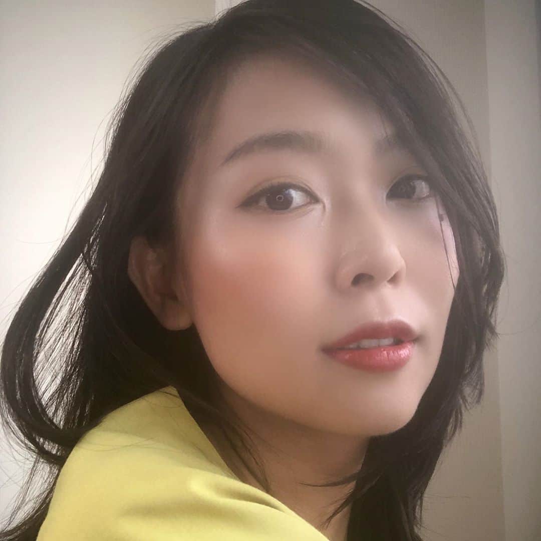 のインスタグラム：「黄色のシャドー塗ったのに、どこいったねん🔍 光の加減難しい事件 まつ毛そよそよでもいいじゃんファイル  #キメ顔めんご#服に合わせてメイクしてみるのたのしいじゃん！#ふしぎ発見」