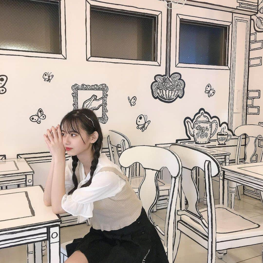 皆藤悠柚さんのインスタグラム写真 - (皆藤悠柚Instagram)「ずっと行きたかったカフェに行ってきた☺︎♡*° 店内が全部絵みたいになってて世界観が本当にお洒落だった！ ・ #2d #2dcafe #followlike #jk #jk1 #shinookubo #tokyo #cafe #新大久保 #新大久保カフェ #高校生 #女子高生 #三つ編み #オルチャンファッション #絵 #お洒落」9月3日 22時31分 - yuuyu_114