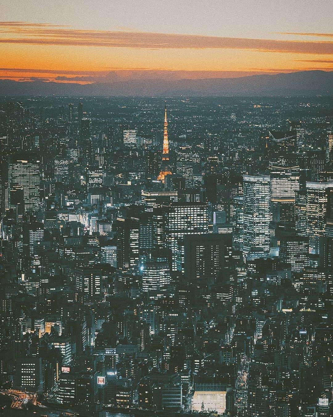 Berlin Tokyoさんのインスタグラム写真 - (Berlin TokyoInstagram)「Tokyo's bright night begins as the orange curtain of the dusk falls. . . . #hellofrom #tokyo #japan」9月3日 22時33分 - tokio_kid