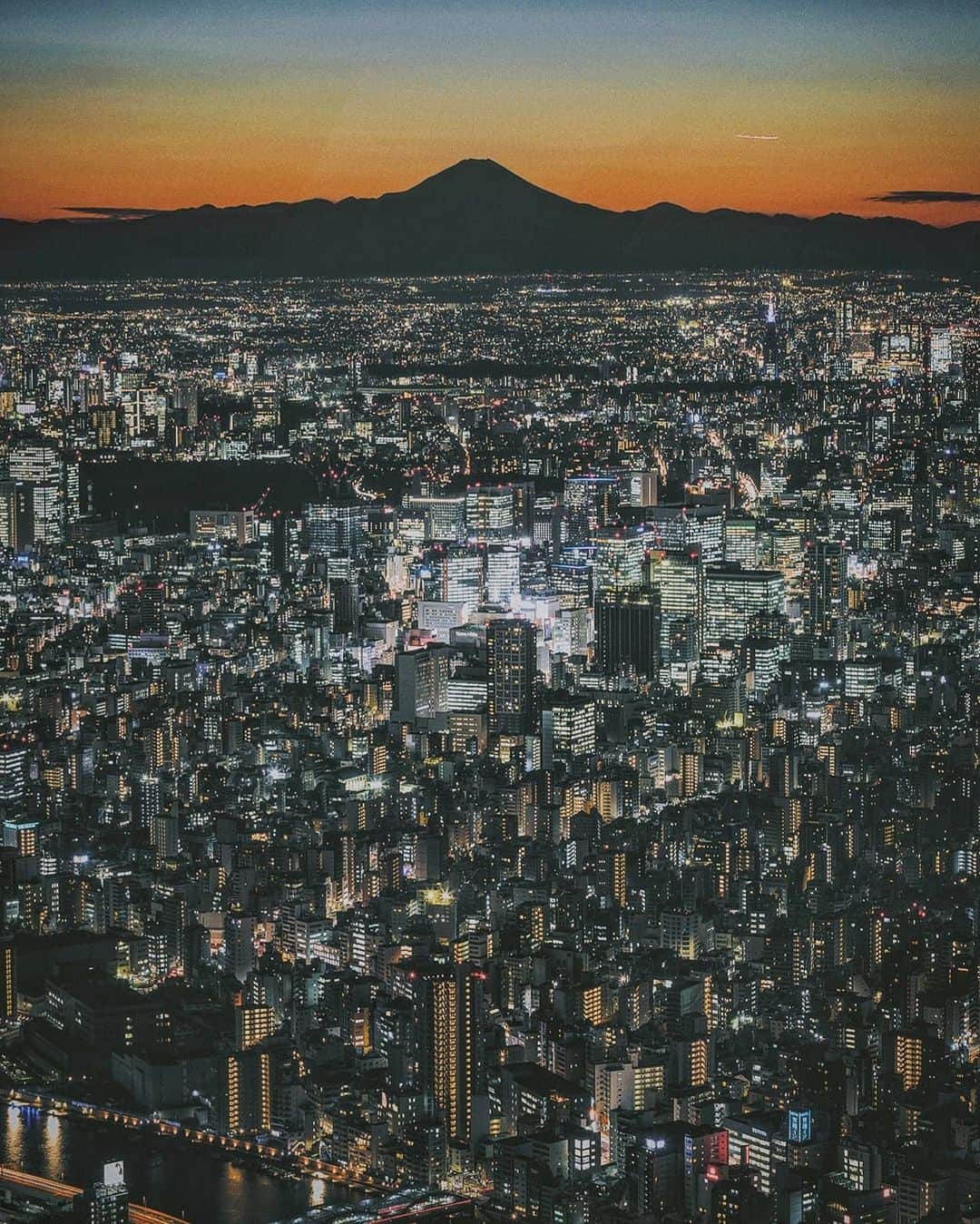 Berlin Tokyoさんのインスタグラム写真 - (Berlin TokyoInstagram)「Tokyo's bright night begins as the orange curtain of the dusk falls. . . . #hellofrom #tokyo #japan」9月3日 22時33分 - tokio_kid