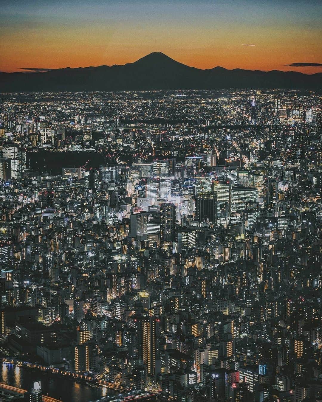 Berlin Tokyoのインスタグラム：「Tokyo's bright night begins as the orange curtain of the dusk falls. . . . #hellofrom #tokyo #japan」