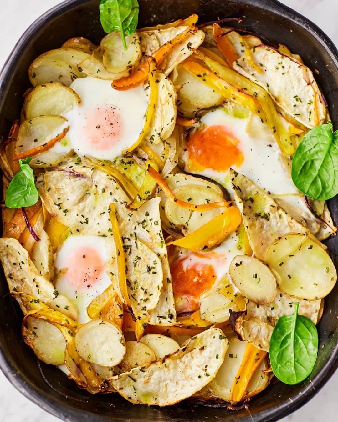 ジェイミー・オリヴァーさんのインスタグラム写真 - (ジェイミー・オリヴァーInstagram)「My veggie florentina traybake combines potatoes and eggs gorgeously and is one of those dishes perfect for brunch, lunch or dinner!! Give it a cook up from p102 in #JamiesVeg x」9月3日 22時39分 - jamieoliver