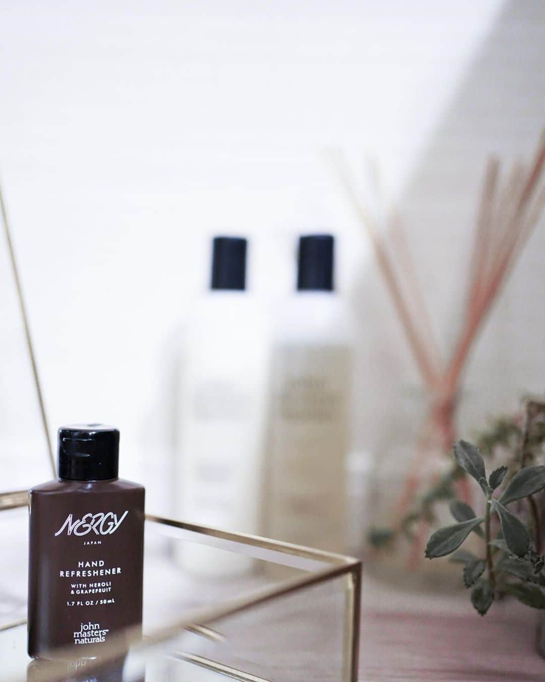 紺谷みえこのインスタグラム：「NERGYの「STAY&MOVE N&Gハンドリフレッシュナー」 オーガニックコスメブランド「john masters organics」とのコラボレーションアイテムだよ🧸ビターなシトラス、ネロリやグレープフルーツ、ラベンダーやレモン、ベルガモットがブレンドされていてクンクンしたくなる除菌ハンドジェルです🤍 9月11日(金)発売  感染症を予防することは 大切な誰かの健康を守ること。  まさにSDGs目標3の 「すべての人に健康と福祉を」ですね 🤲🤍  #ナージー　#ハンドフレッシュナー  #新発売　#bvs ハンドジェル  #ジョンマスターオーガニック  #コスメ　#美容オタク　#エスディジーズ #ヨガ　#モデル　#目標3 #nergy  #johnmastersorganics #sdgs  #organic #cosmetics  #skincare #handfreshgel  #washyourhands」