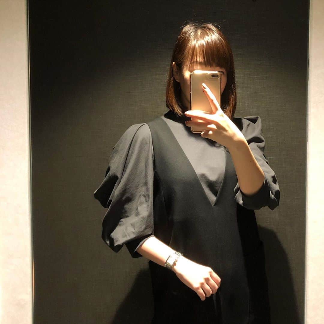 進藤やす子のインスタグラム：「✳︎ お気に入りボリュームスリーブカットソー❤️ . ちょっと肩パットが入っているので綺麗なボリュームをキープできます。 アウター着ない今の時期にこのデザインを堪能しなくちゃ😆 . ジャンスカも旅に打ち合わせに気のおけない友達とのご飯に、と重宝しまくり。 . どちらも今期のもので カットソーは @vermeilpariena  ジャンスカは @spickandspan_jp  . ちなみにジャンスカは、いつも38サイズの私でも36で問題なく着用してます。参考までに😌 . . #vermeilpariena #spickandspan」