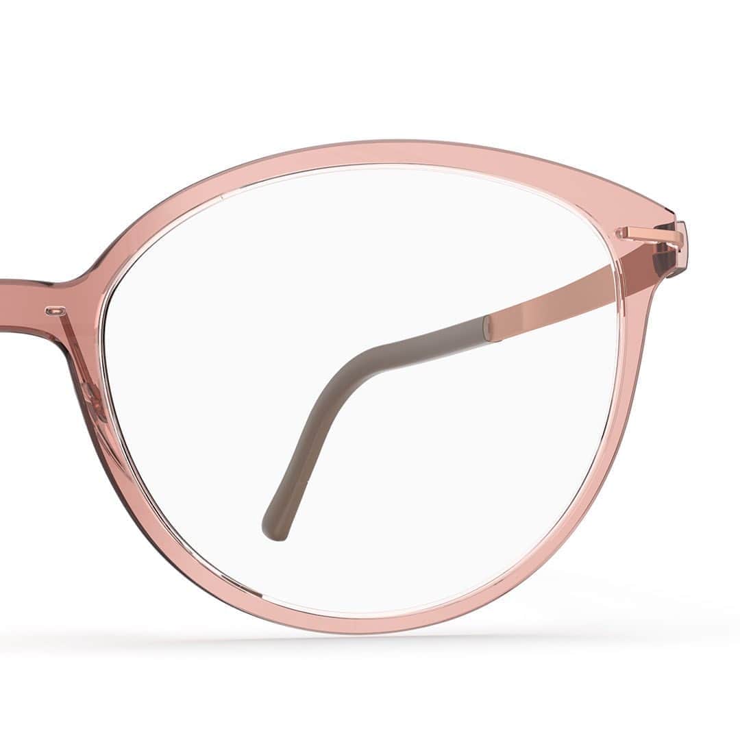 シルエットのインスタグラム：「Fusing fashion and functionality, these translucent frames bring a hint of color to your individual style without overpowering your look. ⁠Featuring: Infinity View 1594 .⁠⠀ .⁠⠀ .⁠⠀ #silhouetteeyewear #tryitwearitloveit #eyeweardesign #luxuryeyewear #fashioneyewear #opticalframes」