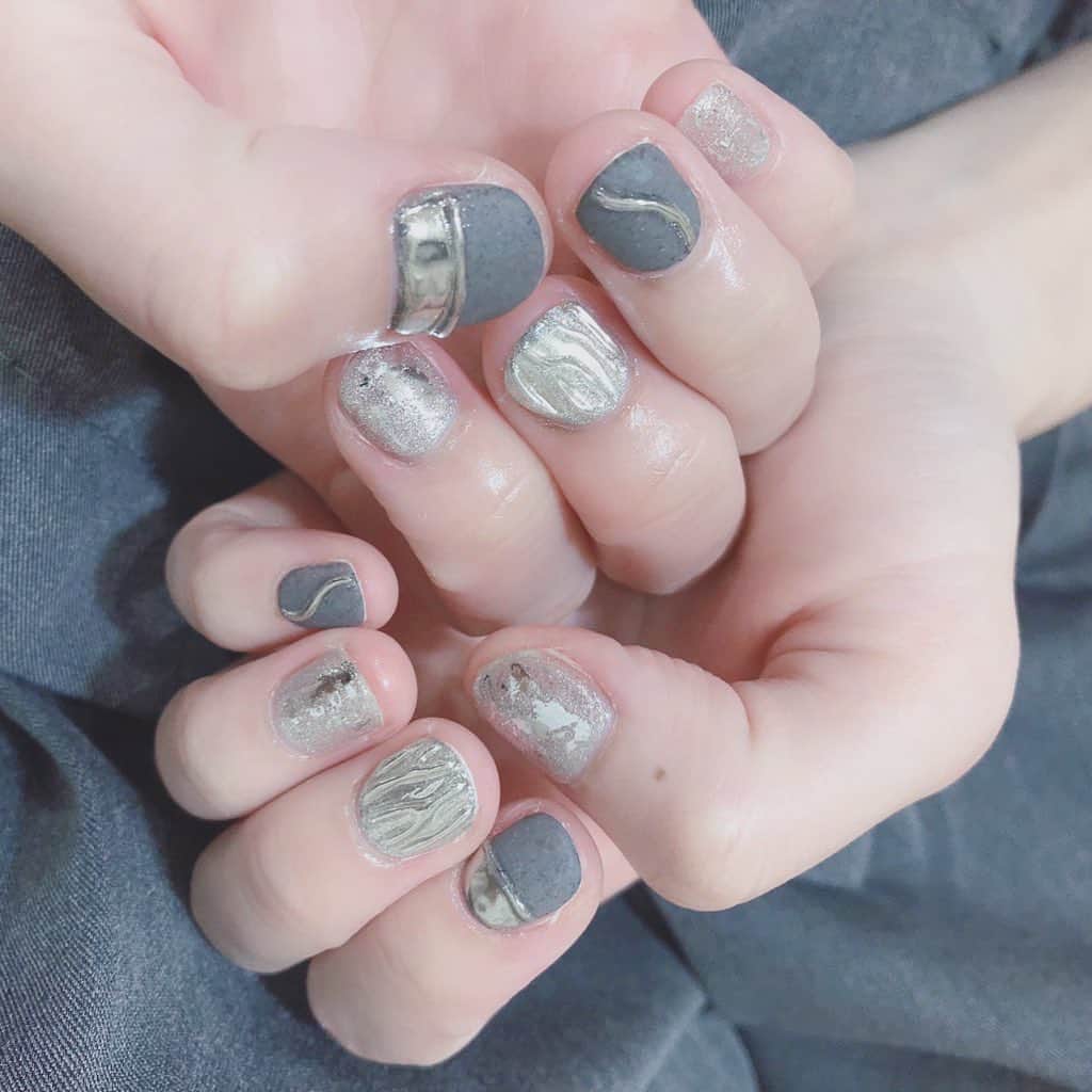 なかやまちえこのインスタグラム：「silver✨⠀ ⠀ #nail #nails #nailart #ネイル #美甲 #ネイルアート  #japanesenailart #manucure #japanesenails #manicurist #gelnails #أظافر #네일아트 #미용 #vẽmóng #ngườiđẹp  #เพ้นท์เล็บ #искусствоногтя #artedeuñas #เพ้นท์เล็บเจล #ジェルネイルデザイン #ネイルデザイン #senikuku #nagelkunst  #ミラーネイル #mirrornails #metallicnails #シルバーネイル #silvernails」