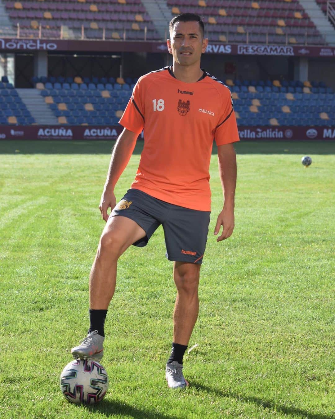 シャルレス・ジアス・ジ・オリベイラのインスタグラム：「Muy ilusionado de volver a casa @pontevedra_cf_sad ,contando las horas para que empiece esta nueva temporada!!! 💪💪🤜🤛😉🤙⚽️」
