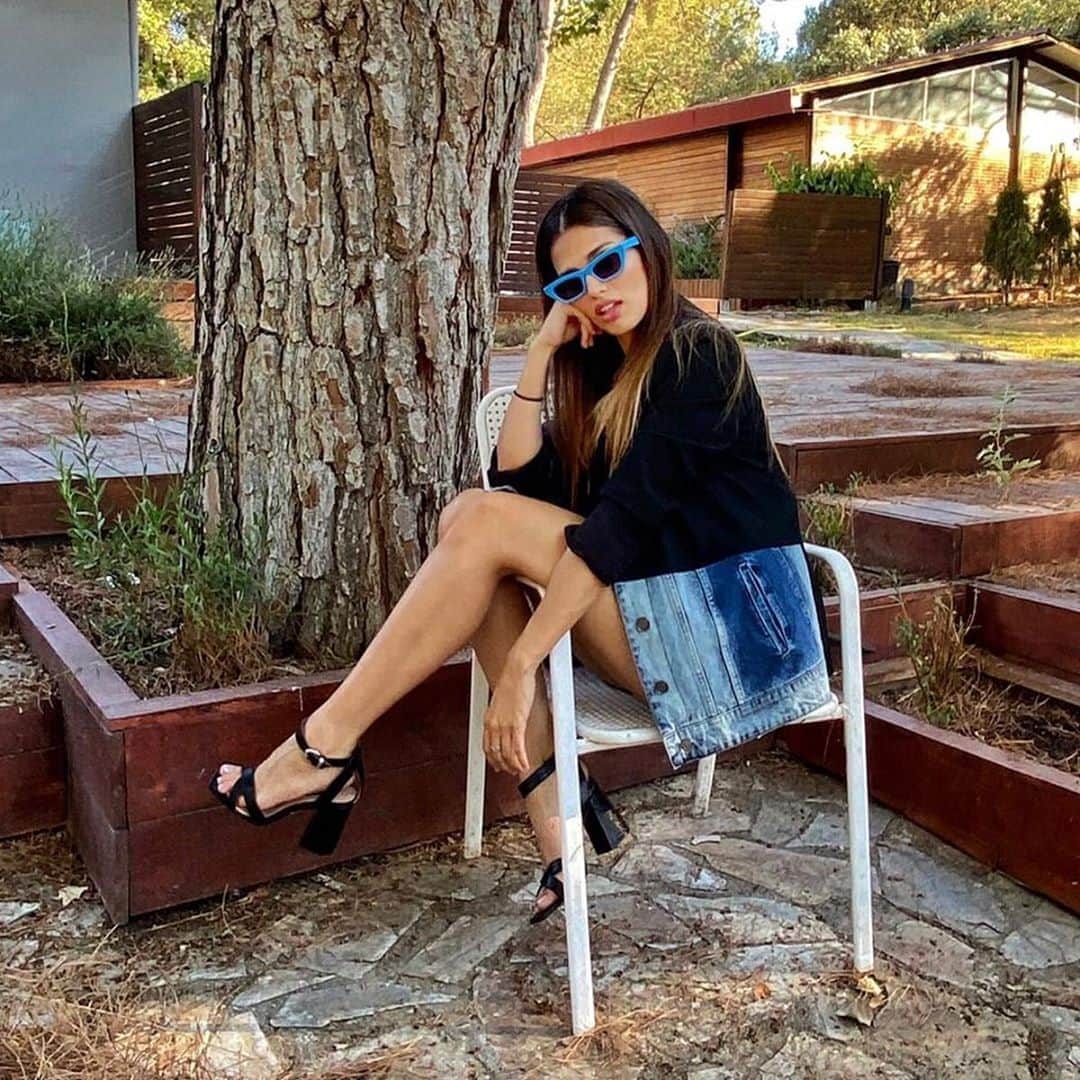 デシグアルのインスタグラム：「Wearing a Hybrid Jacket girly style? Be bold like @sarasalamo」