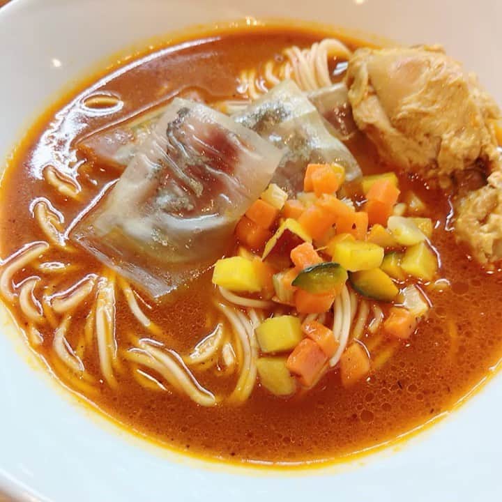 無化調ラーメン「ゆきふじ」のインスタグラム：「『ジュド・ヴォライユのスープカレーと、鯵の昆布締めアチャール風』  生の鯵を捌いたものを昆布締めして、甘酢に漬けた白板昆布で包んでアチャール風に仕立てました。  何か商品を作る時には幾つかのテーマがあります。  ・自分が食べたいもの ・人が美味しいと感じるもの ・人が食べたいと思うもの ・人が幸せを共有したいと思うもの  すべてがイコール（＝）になるものを 作りたいですね。  つけ麺が終わると共に、スープカレーも一旦お休みします。  #スープカレー #鯵 #スパイスカレー #スープカレー #白板昆布#昆布締め」