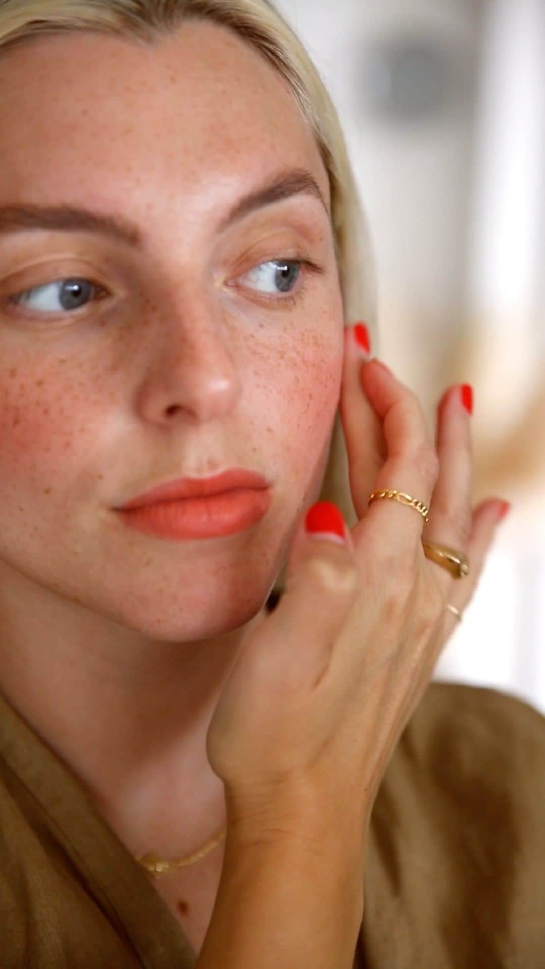 Estée Lalondeのインスタグラム：「Doing my makeup with just two products! Filmed/Edited by @rebecca.munroe   @tomfordbeauty  *Tom Ford Fiber Brow Gel - https://bit.ly/3boIqjJ  *Tom Ford Matte Lipstick - https://bit.ly/31UJZ5R   (*Items have been gifted. Affiliate links used)」