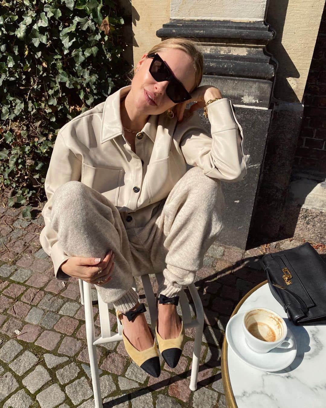 ペニーレ・タイスベックのインスタグラム：「Annonce @mango  Swipe for homemade coffee table 🤍 #mangogirls」