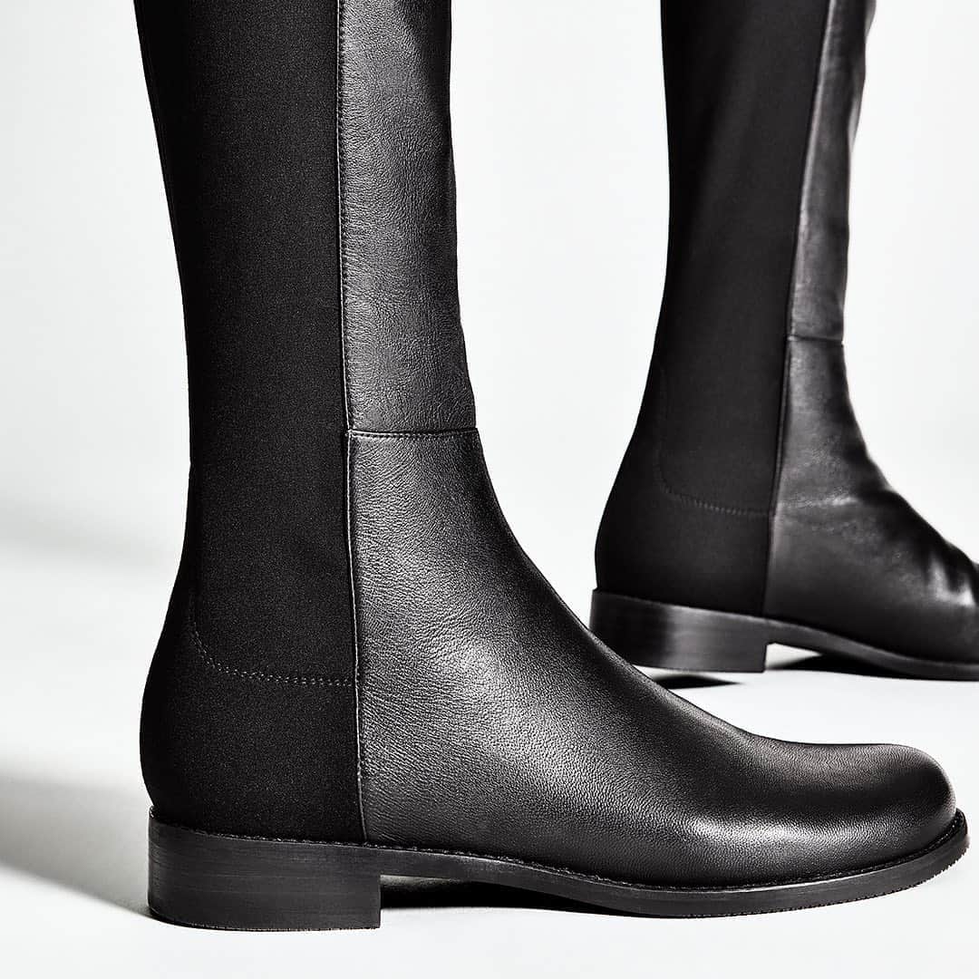 のインスタグラム：「That signature stretch back. That just-over-the-knee design. That elegant, elongating fit. There's only one true #5050. And it's right here. #StuartWeitzman」