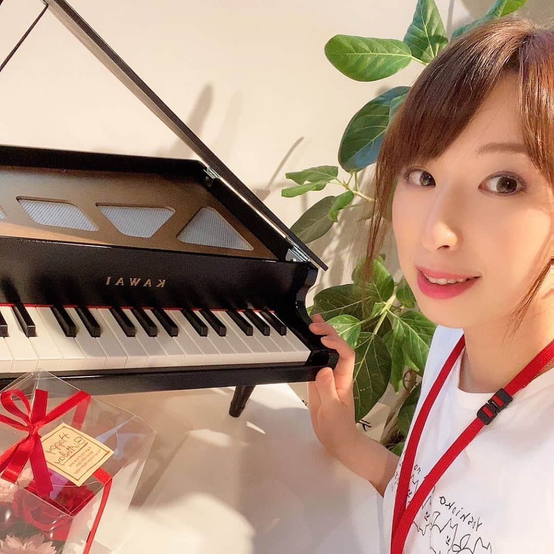 吉岡明日海のインスタグラム：「ピアノもいただきました🎹🎶✨ 嬉しいです❤️  #SOD #ソフトオンデマンド #syainbar #SOD女子社員 #女子社員 #女優部 #日本 #東京 #girl #ol #followｍe #オフィス #bar #フォロワー #募集中 #ハッピーバースデー #🎂」