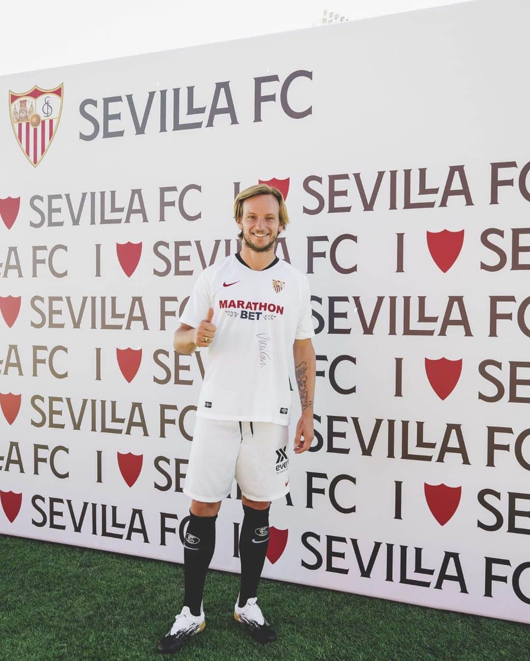 イヴァン・ラキティッチさんのインスタグラム写真 - (イヴァン・ラキティッチInstagram)「I think these colors suit me well… What do you think? 😎😜 So good to be back! Hungrier than ever! 💪🏼⚽️ @SevillaFC #VamosMiSevilla #WeAreSevilla #IvanRakitic  — Creo que estos colores me quedan bien… ¿Qué opinan? 😎😜 ¡Qué bueno estar de vuelta! ¡Con mas ganas que nunca! 💪🏼⚽️  📸 @jackbgst // 🛩@accessairprivatejets」9月3日 23時10分 - ivanrakitic