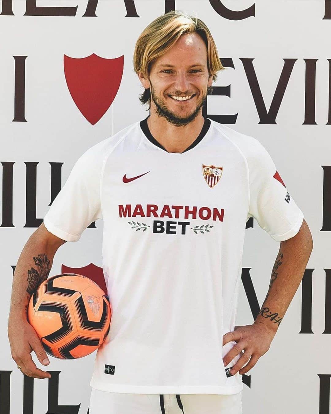 イヴァン・ラキティッチのインスタグラム：「I think these colors suit me well… What do you think? 😎😜 So good to be back! Hungrier than ever! 💪🏼⚽️ @SevillaFC #VamosMiSevilla #WeAreSevilla #IvanRakitic  — Creo que estos colores me quedan bien… ¿Qué opinan? 😎😜 ¡Qué bueno estar de vuelta! ¡Con mas ganas que nunca! 💪🏼⚽️  📸 @jackbgst // 🛩@accessairprivatejets」