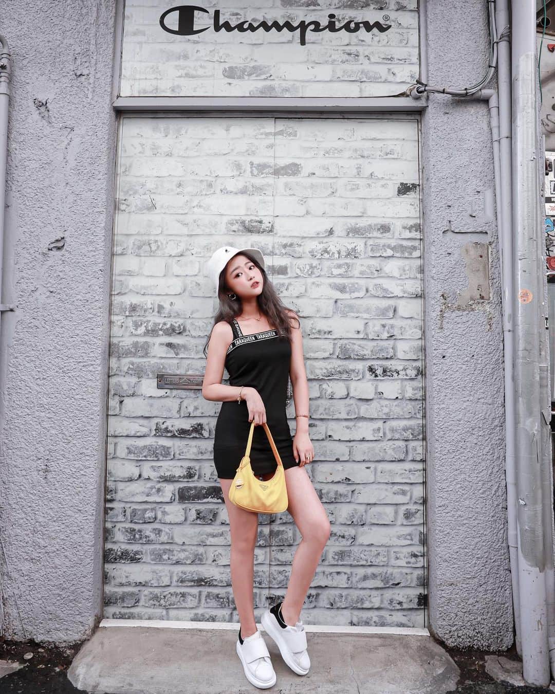 徐薇涵（Wei Han Xu）さんのインスタグラム写真 - (徐薇涵（Wei Han Xu）Instagram)「街頭風就會想到西門的塗鴉牆 隨意拍都很適合餒🥰 穿了小朋友的鞋子 剛練完腿拍的照片～ 感覺腿很壯呢🤣🤣  👟 @the.taipei.corner」9月3日 23時11分 - pppig