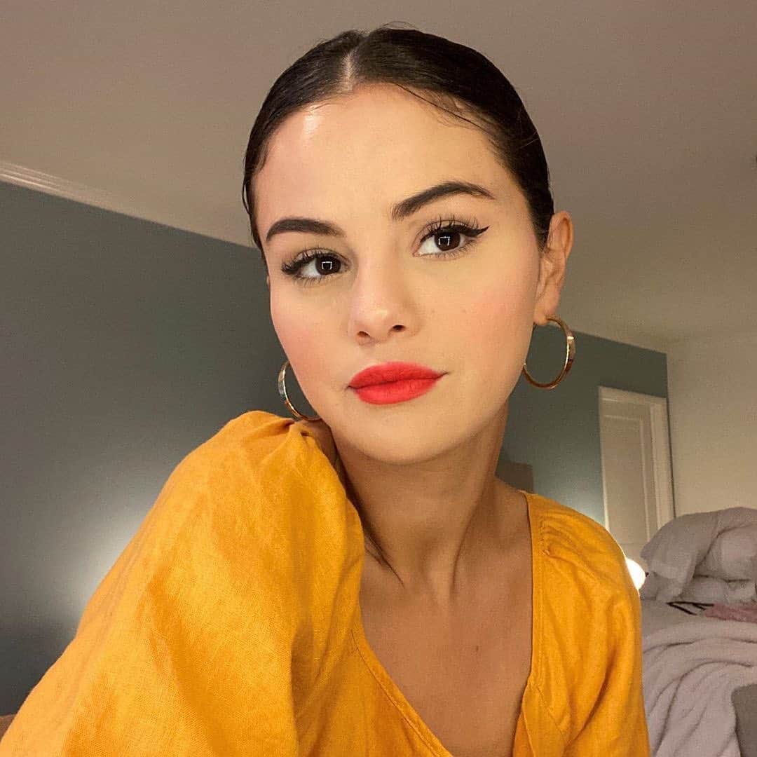 ELLE Magazineさんのインスタグラム写真 - (ELLE MagazineInstagram)「#RareBeauty is FINALLY here and we got all the details from @selenagomez over Zoom‼️ At the link in bio, SG talks her new beauty line, the importance of mental health, and her mom's beauty influence. #regram @rarebeauty」9月3日 23時12分 - elleusa