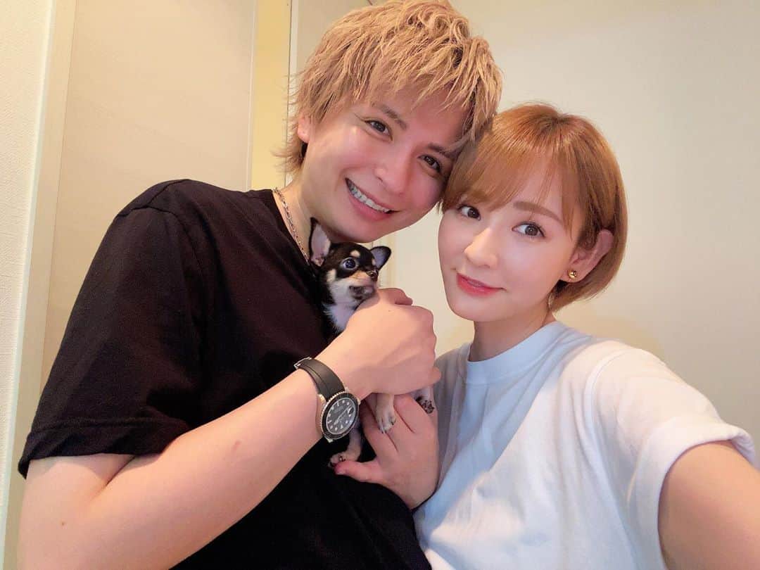 三科光平さんのインスタグラム写真 - (三科光平Instagram)「🐕『てんてん』です 🐈『にゃた男』です @nyataten  👰『あみ』です @ami_nagamune  何気ない日常✨ #インスタ #にゃたおとてんてん #開設しました #犬 #猫 #夫婦で投稿」9月3日 23時26分 - kohei_mishina