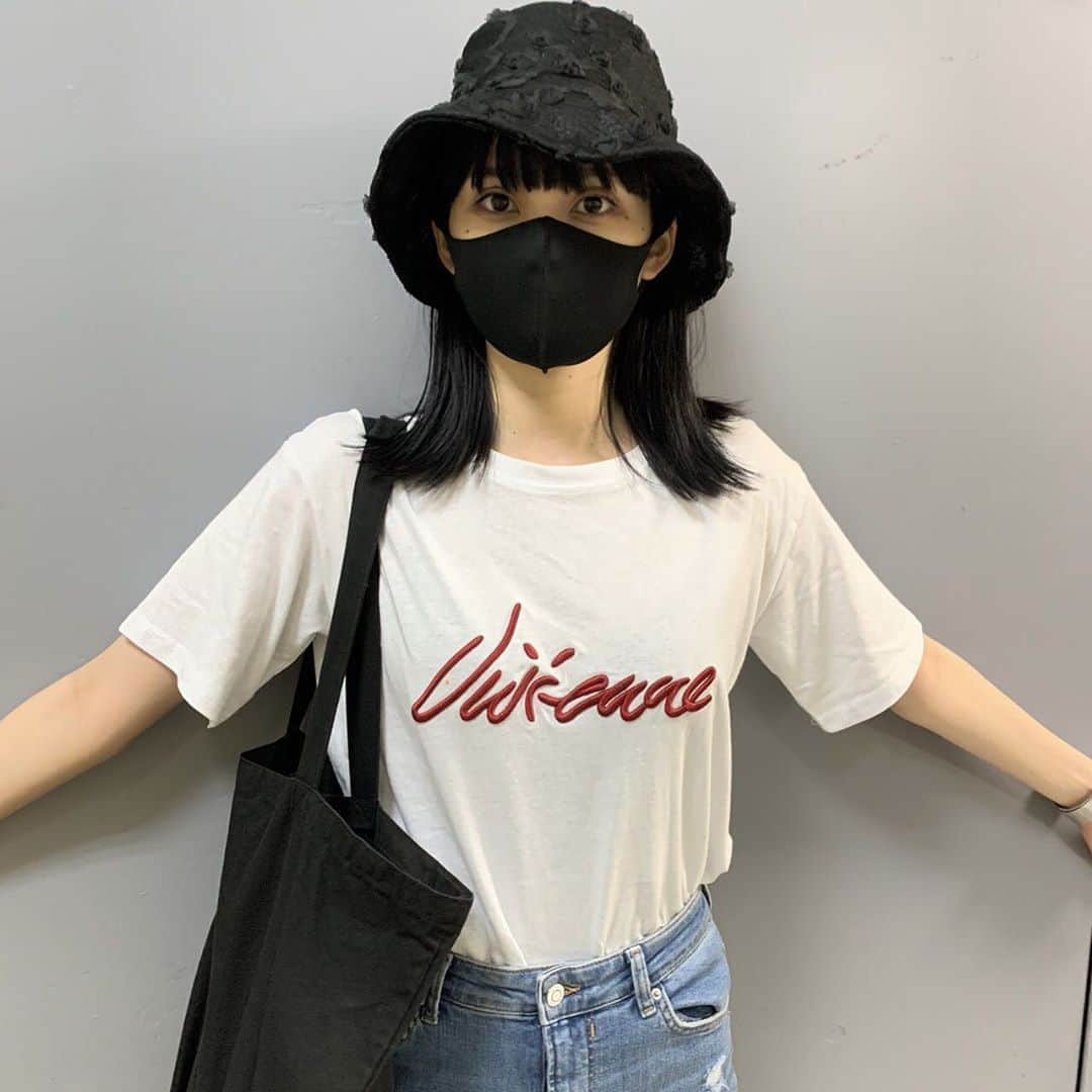 乃愛さんのインスタグラム写真 - (乃愛Instagram)「変なポーズ、、  男の子も女の子も着られるデザイン🥚 しかしこの帽子お気に入り！ . .  #tシャツコーデ #白tコーデ #白t #ユニセックス #デニムコーデ #デニムパンツ #モノトーンコーデ #バケットハット #韓国ファッション #韓国ファッション通販 #韓国通販」9月3日 23時26分 - _0w022