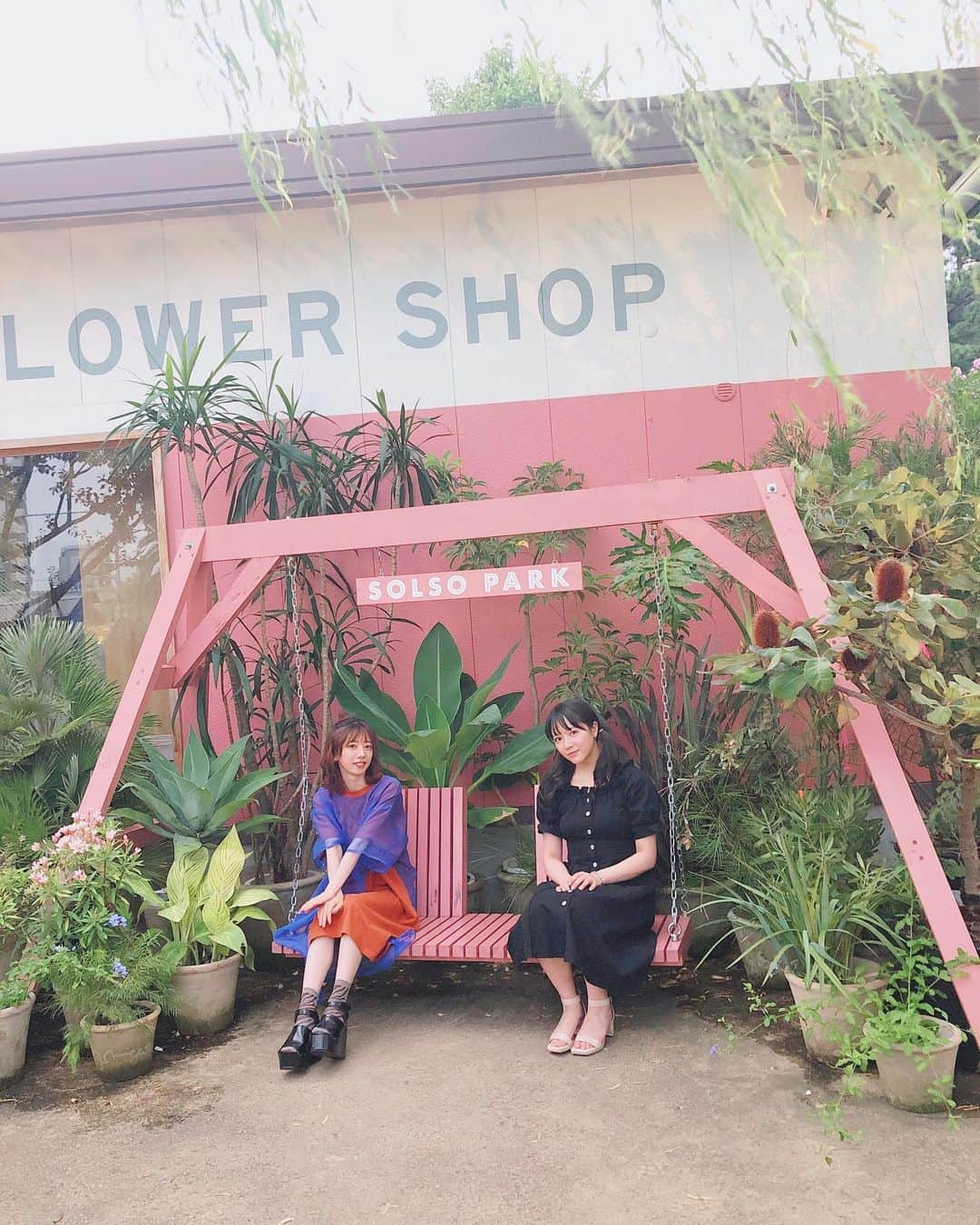 真山りかさんのインスタグラム写真 - (真山りかInstagram)「.﻿ ﻿ 夏、感じた日　with りこ﻿ ﻿ 今年は旅行には行けなかったので﻿ 海外来たみたいなカフェを﻿ メイクさんに教えていただいて﻿ 空き時間にリラックスしました☺️﻿ 前にも載せたけどね！全身載せてなかったしいいよな！﻿ ﻿ #青山カフェ﻿ ﻿ #まやまにあ﻿ ﻿ .」9月3日 23時21分 - ma_yama_official