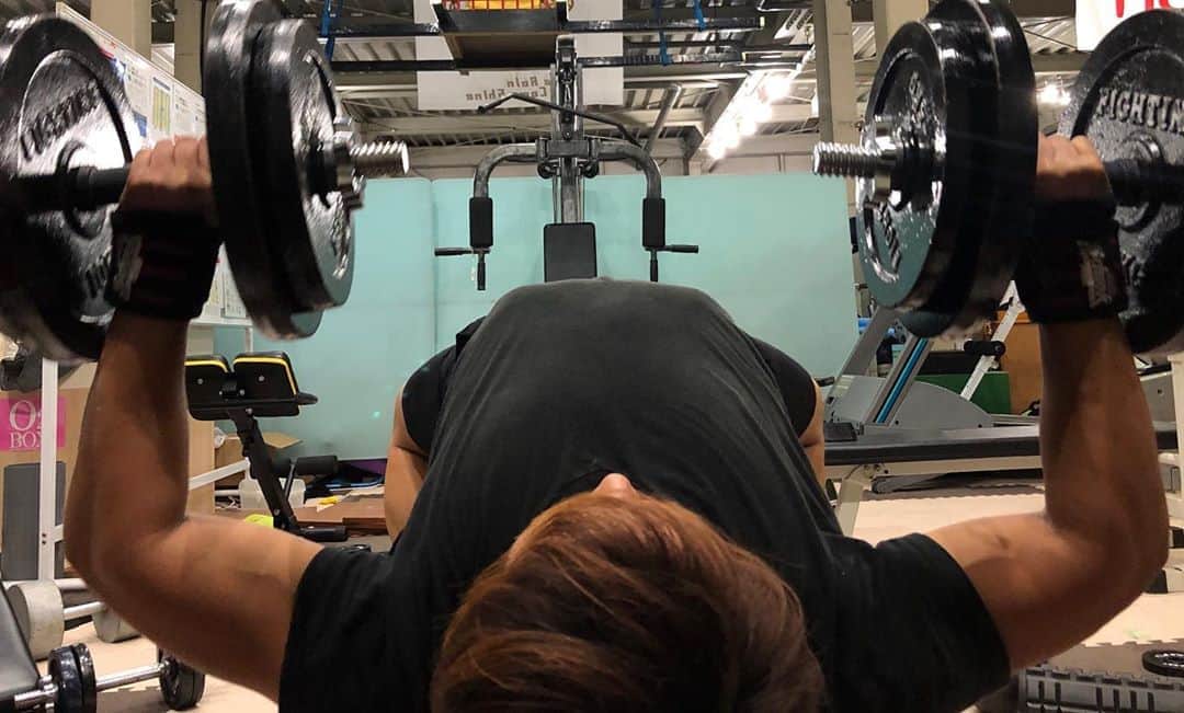 平田一喜さんのインスタグラム写真 平田一喜instagram 今日のスタートは胸から ダンベルベンチプレス Training Workout Bodymake Fitness Gmy Physique Fitnessfreaks Protein フィットネス ダイエット トレーニング ボディメイク 筋トレ ワーク