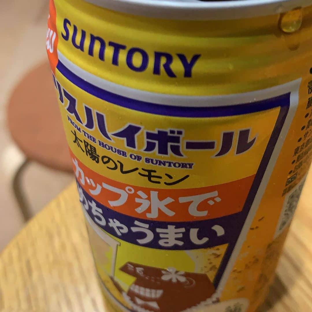 酒井大祐のインスタグラム：「今日は特別な日！ 大学は違えど、学生選抜で一緒だった彼の命日。 #谷村孝  あの悲しい知らせから3年。  彼を想い、晩酌。 先日、誕生日を迎えた彼は本来なら38歳。 親御さんや奥様、子供達とケーキを食べながら賑やかな時間を過ごしていただろう。  好きな事をさせて貰っているからこそ、もっともっと高みを目指していかなければいけない。  そして時間を大切に、生きていこう。  #コウ #ありがとう #谷村孝 #笑顔でいるかな？ #元気でいるかな？  あえて写真はハイボール缶！ #コウにカンパイ」