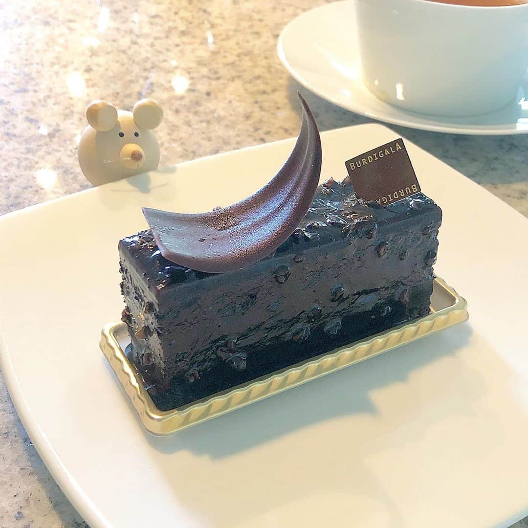 榊山敬代のインスタグラム：「🍫🍰☕️… ・　 きょうは断捨離ほぼ完了の巻 先月からなんとなくはじめて  急にたのしくなってきて 引っ越し依頼の断捨離は  お部屋の空気がバージョンアップしたかんじ  作品や本を保管する棚も 棚に収まらない本は処分  作品は棚の中にミニギャラリーペースを 設置して飾る棚にしてみたりとわたしの 価値観が棚でわかるように断捨離タイム  前のアトリエから保管していた 雑誌も40冊すべて処分しまして  今のわたしには古い気配のモノが 苦手な反応にてさよならしました お世話になった古い靴もさよなら いろいろ節目のタイミングのとき  最近では起きるのが楽しみに感じるくらい 早起きしてリセットした空間に居る時間が  些細なことだけど幸せなひとコマにて 改めて今の環境の心地よさを知るとき  忙しいを理由に片付けないではなくて 忙しい時に片付けなくても綺麗な環境  これからは心がけたいと改める９月のはじまり  明日はどこを片付けられるかな まだまだスッキリできそうなり  キリがないけれど😑、、 ・ ・ 画像はご褒美のおやつケーキの巻  濃厚な見た目とはうらはらに 食感と味覚が偏りすぎないで ちょうどイイバランスなお味  お部屋の空間も自分にとって ちょうどイイバランスを知り 自分へおいしい空間にしたい  #断捨離 #マイブーム ・ ・ #おうちごはん #おうち大好き #enjoyhome ・ ・ ・  #おうちカフェ #tea #ブルディガラ #BURDIGALA #bread #チョコレート #chocolate #チョコレートケーキ#スイーツ #おやつ #紅茶 マイブーム #ご褒美#日本画家 の #お料理こんなもん#お掃除」