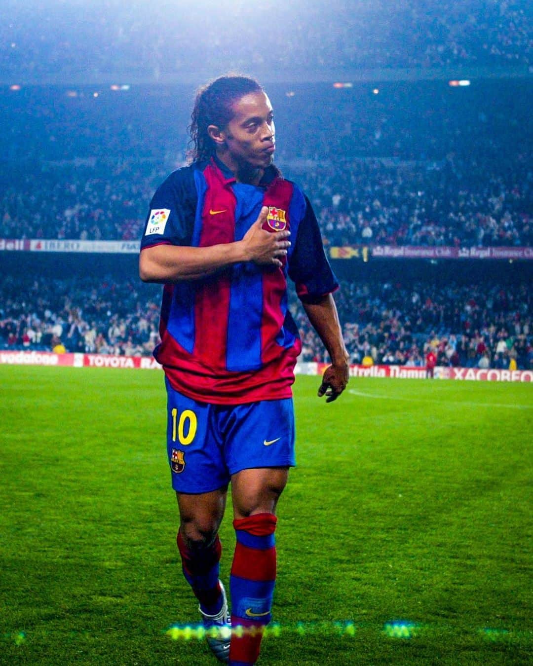 FCバルセロナさんのインスタグラム写真 - (FCバルセロナInstagram)「🇧🇷 #OTD in 2003, @ronaldinho made his Barça debut. The rest is history. 💙❤️」9月3日 23時36分 - fcbarcelona