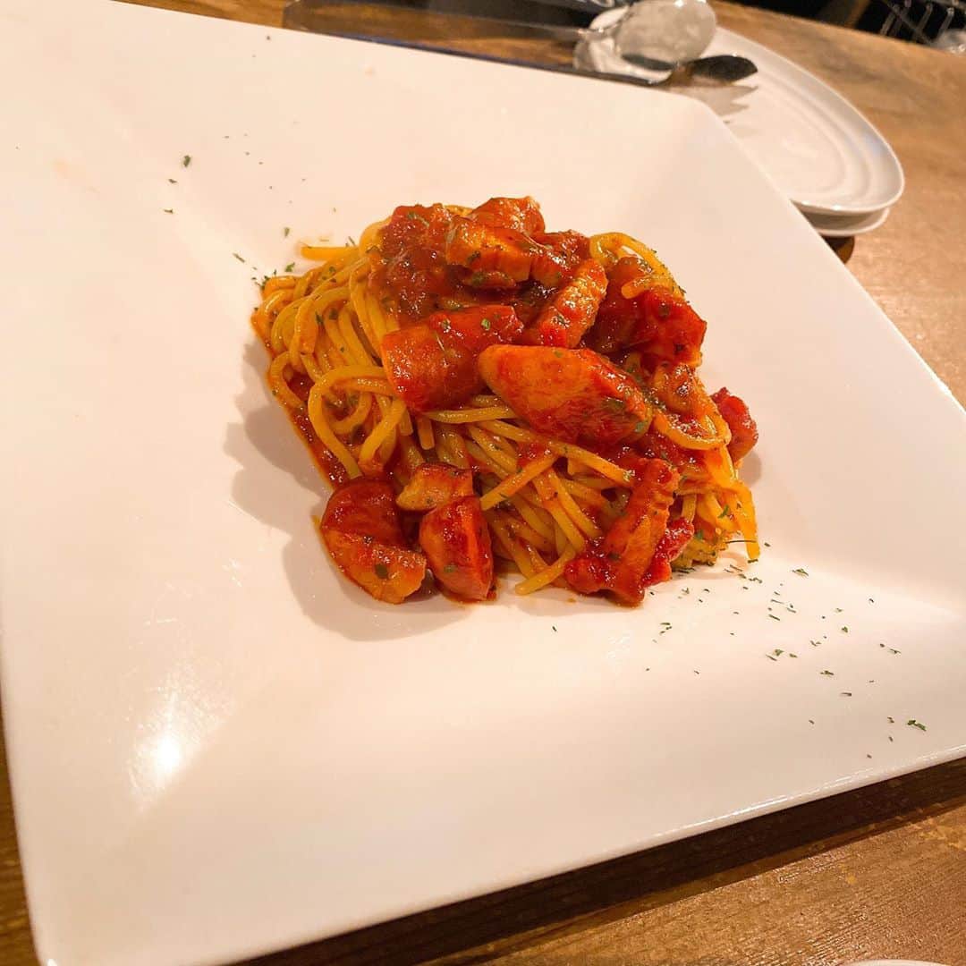 朝倉ゆりさんのインスタグラム写真 - (朝倉ゆりInstagram)「きょも1日お疲れ様でした❤️ ． ． この前おしゃれな所でとろろとご飯食べたよん🌟 お店の雰囲気がとても落ち着いていて 色んな話に花が咲いたよ💐🌸🌻 楽しかった〜🥰🥰🥰 ． お肉もパスタも飲み物も ぜーんぶ美味しかった🥰はぴ❤️ ． ． #instafood #pastagram #pasta #お肉 #お肉大好き #LOOP #人気バー #隠れ家バー #tokyo #dinner #bar #pr #トリドリベース #歌舞伎町ダイニングバー #ダイニングバー #バー #新宿 #歌舞伎町」9月3日 23時31分 - eb_loverinko