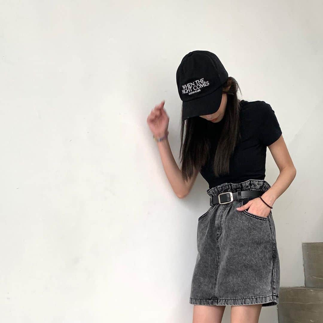 チャン・チュンニンのインスタグラム：「衣櫃裡唯一的一件膝上裙  ootd  帽子  #WhenTheNightComes 裙 @dazzlingdazzlin  鞋 @goldengoose」
