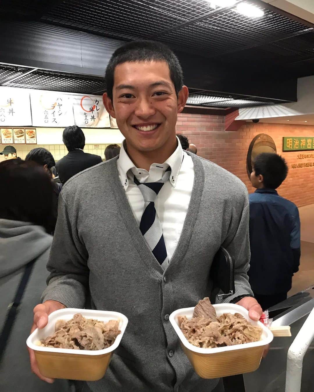 片山真人のインスタグラム：「【うれしいプロ初本塁打】 千葉ロッテマリーンズのルーキー　#佐藤都志也　選手が9/3の西武戦でプロ初本塁打！！（写真1枚目は彼が東洋大学1年生の時、神宮球場で牛丼をおごってあげたやつです　笑、2枚目は大学日本代表合宿の時）  くしくも鈴木将平選手の頭上を超え、ライトスタンドへ。記念ボールは鈴木将平選手を経由して本人のもとへ渡りました^ ^  佐藤都志也くんは私が福島放送時代、彼が聖光学院時代から取材したのがきっかけで、いまも交流があります。 2人の妹がいるから高卒でプロ入りを目指した、優しい気持ちの持ち主であること。当時は打撃に難ありと指名漏れとなりましたが、大学で首位打者など大きく成長。さらに、東洋大学時代から西武ライオンズの栗山巧選手に憧れ、栗山モデルのバットを使ったり、敬礼ポーズをしたり… ぜひ色んな方に佐藤都志也選手のことを、知って応援してほしいなと思います。  いわき市出身、千葉ロッテマリーンズの、打てる捕手、#佐藤都志也　選手を、これからもどうぞ宜しくお願いします！！　 #プロ野球　#福島　#聖光学院　#ロッテ #千葉ロッテ　#東洋大学」