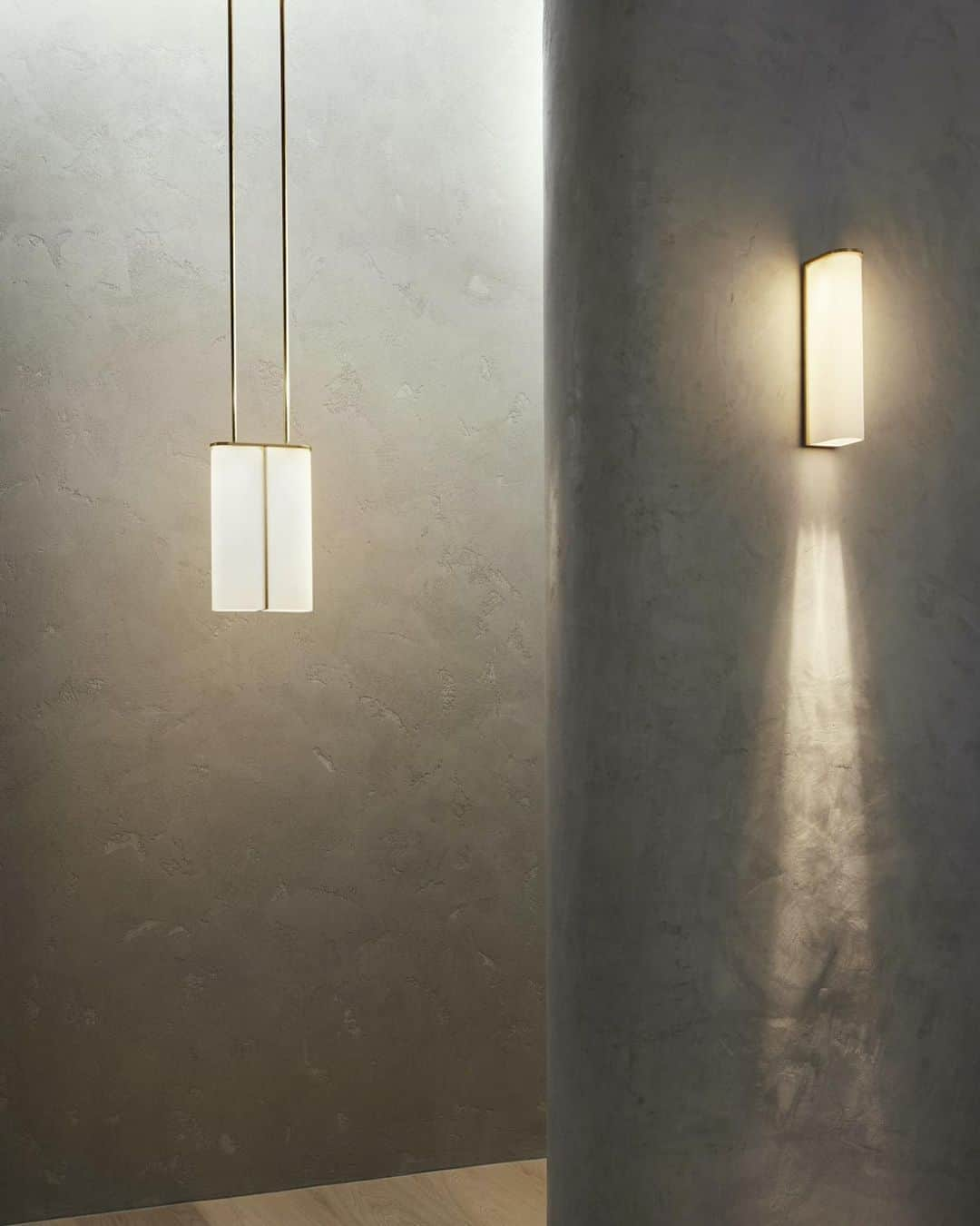 Design Milkさんのインスタグラム写真 - (Design MilkInstagram)「Slim is a #minimalist #lighting collection designed by Australia-based studio @articololighting. The collection was heavily inspired by mid-century Californian #modernism and the sophisticated high-life depicted in Slim Aaron’s famed Palm Springs photography. \\\ designmilk[dot]com」9月3日 23時57分 - designmilk