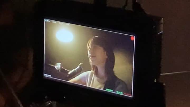 関取花のインスタグラム：「新曲「今をください」が先ほど各音楽配信サイトにて配信開始されました🎧 ・ 私の今はこの曲に込めた。自信があるから強気で言います、とりあえず聴いてくれ。 ・ ちなみにMVは来週9/10の23:30に公開予定です🎥動画は撮影中のモニターオフショット。どうだ、すでになんか良いでしょう。お楽しみに！  #今をください #関取花」