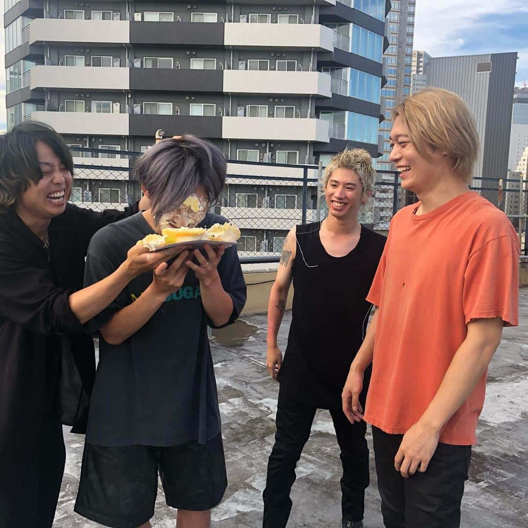 Taka さんのインスタグラム写真 - (Taka Instagram)「俺の距離。笑笑 絶対くらいたくない。笑笑 Ryota お誕生日おめでとう🎁 今日久々にあったけどお前はやっぱりいくつになっても変わらないな！最高だよ！いつもありがとう！これからもよろしくな！ @ryota_0809 @tomo_10969 @toru_10969 @oneokrockofficial」9月4日 0時00分 - 10969taka