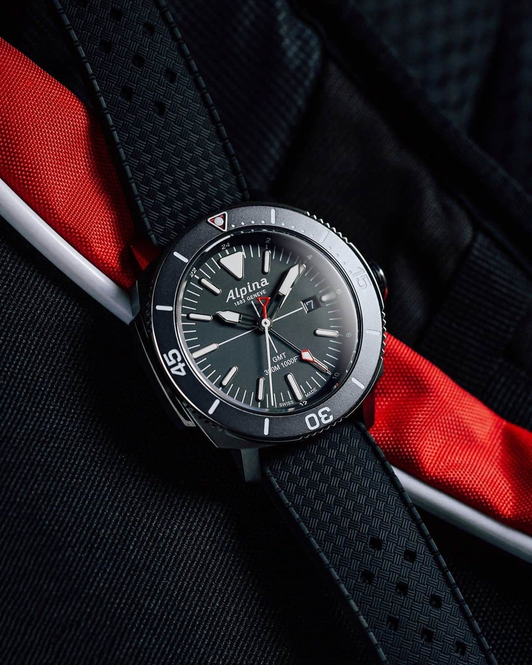 のインスタグラム：「Our Seastrong Diver 300 is using the AL-525 Automatic movement. It has 38 hours power reserve, a 44mm diameter, luminous indexes and a 30 ATM water resistance. Would you consider it for your next dive?  📸  @andreknot #AlpinaWatches #ReachYourSummit #SeastrongDiver300 Check our bio to learn more.」