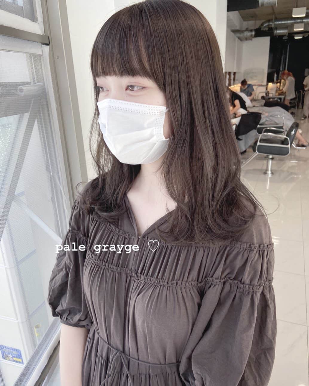 佃加菜のインスタグラム：「pale grayge♡☁️ 透明感のあるスモーキーなグレージュ♡ 赤みと黄色味を消して色素の薄い柔らかい雰囲気に♡ お洋服も可愛かったな♡」