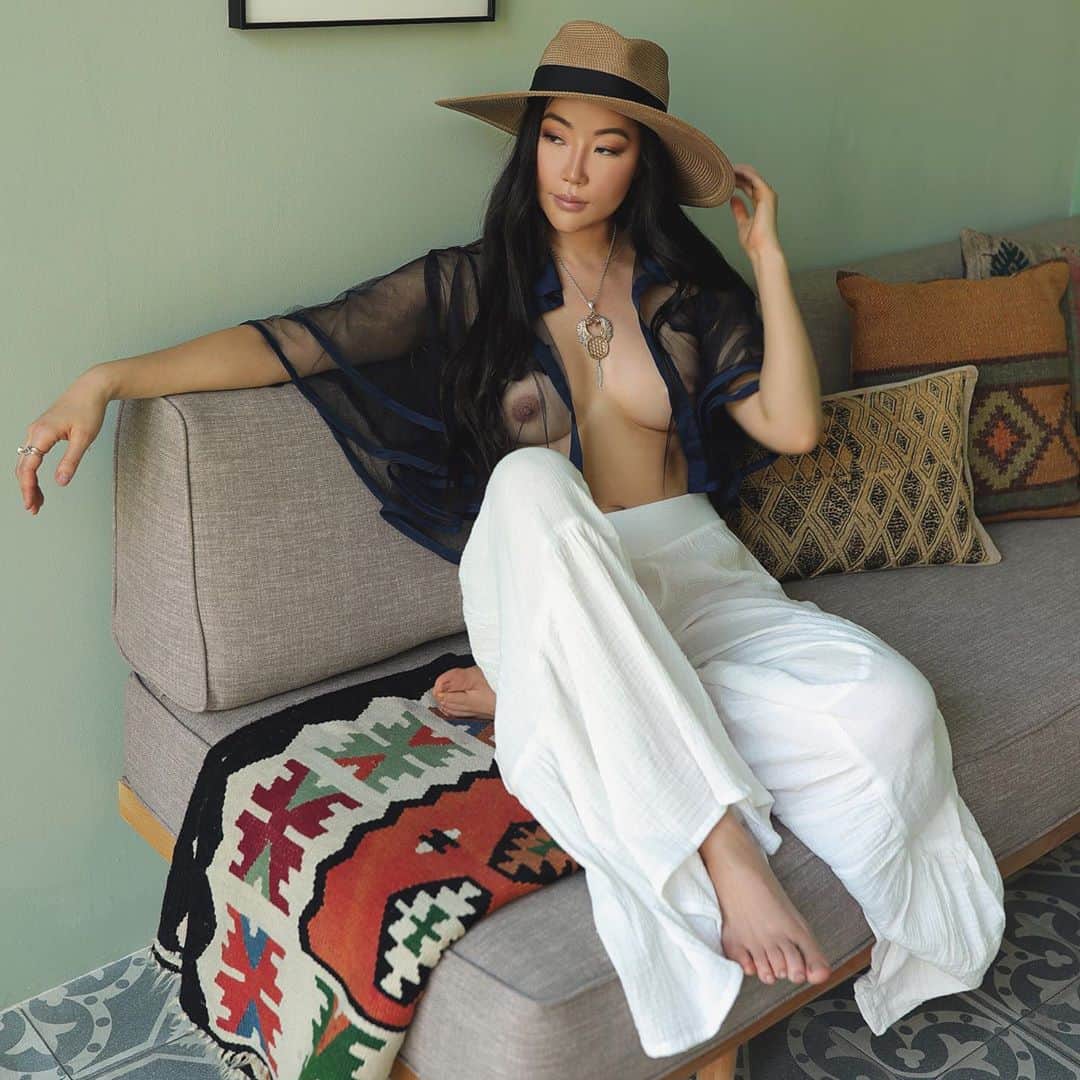GODDESS OF LOVEのインスタグラム：「If my intention is to offend you, then that’s something I need to work on. If you get offended by something I said or did, then that’s something you need to work on. If you truly desire Self-Mastery then you must understand this concept. If you want to live an authentic life you should feel free to do and say as you wish. Holding back or second guessing yourself because of what others might think is not being authentic in my opinion. Again, if you are doing or saying things that are not coming from your highest-self then there may still be some work there, but in the end, let’s not judge others, let’s have hard conversations and debates and not get triggered. We are all unique expressions of the divine and when we hold back, we are not doing anyone any good, it’s not living your truth. When you live your truth fully, total awareness will also come easier. ❤️」