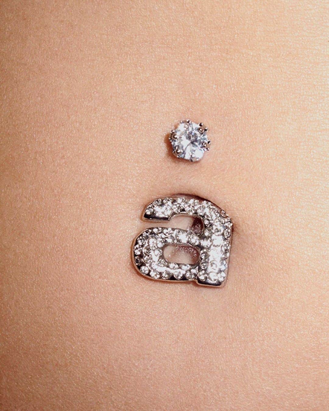 アレキサンダー・ワンのインスタグラム：「PUT A RING ON IT. -  Custom diamanté logo piercing for @annaewers shot by @stevenkleinstudio.」