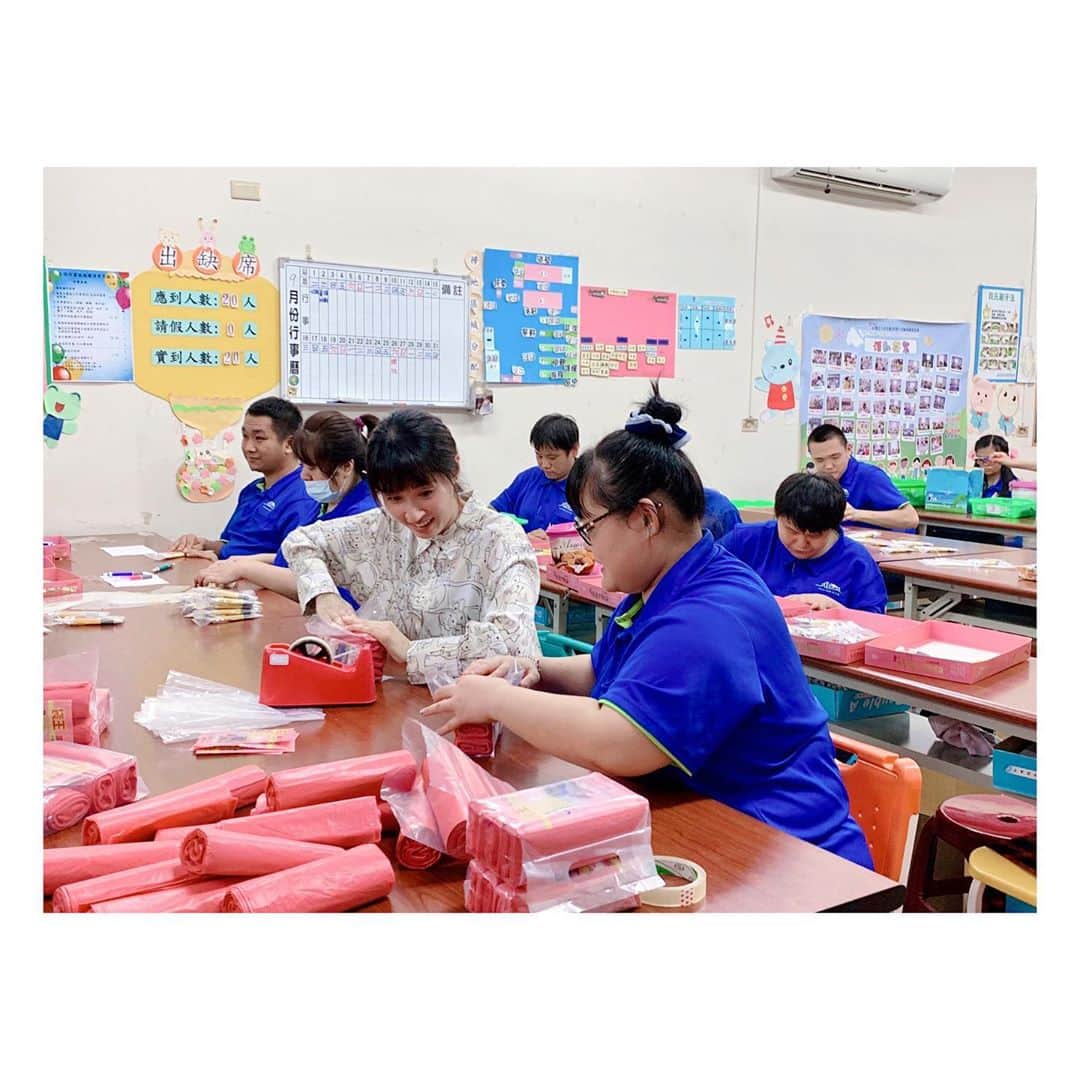 田中千絵さんのインスタグラム写真 - (田中千絵Instagram)「今日は、11/29に参加する チャリティーマラソンのプロモーションのため、 台湾の彰化県(ショウカケン)にある 小児麻痺協会にお邪魔してきました😊♥️  はじめて、障害を持つ方が働いている工場を 見学させていただいてきました。 もともと、みなさんに エールを送るために行ったつもりが、 最後には、私がみなさんから、 たくさんの温かい元気をもらっていました。  大会費用を除く今回のマラソン参加費は、 こちらの協会にすべて寄付されます。 自分の好きなマラソンを通して、 本当に助けを必要としている方々に その思いを行動で伝えられることは、 この上もなく嬉しいことです😃  そして、 はじめて走る彰化縣に今からワクワクです！ . Love can beyond the world. Love is borderless anytime. . 今天為11/29舉辦的 《伯立歐蕎麥公益路跑活動》的宣傳 來到彰化縣喜樂小兒麻痺關懷協會😊♥️  第一次有機會拜訪到愛加倍庇護工廠。 原本為工廠工作的朋友們加油打氣的我， 最後反而他們給了我很溫暖的力量。  這次路跑賽的報名費， 除了扣掉賽事的成本， 其他金額都能捐給喜樂小兒麻痺關懷協會， 可以幫助到愛加倍庇護工廠工作朋友的安享晚年。  非常開心能透過我喜愛的跑步 幫助真的需要幫忙的人😃 已經迫不及待《伯立歐蕎麥公益路賽》開跑！ . . . #台湾 #taiwan  #伯立歐蕎麥公益路跑  #喜樂小兒麻痺關懷協會  #伯立歐家園  #用行動幫助他人  #チャリティーマラソン  #マラソン #跑步 #igrunners  #台北と東京の生活  #中国語」9月4日 0時09分 - chietanaka817