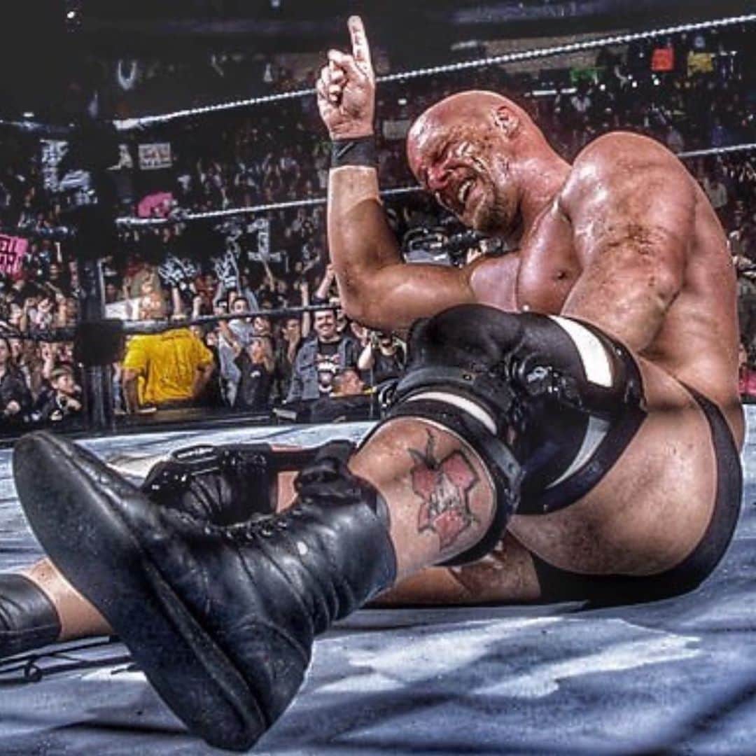 ストーン・コールド・スティーブ・オースチンのインスタグラム：「Rough night at the office. I believe this pic was right after a Buried Alive match with the @undertaker in Vancouver, BC. Or at the Royal Rumble... Anyway...tbt @wwe #wwe #1」