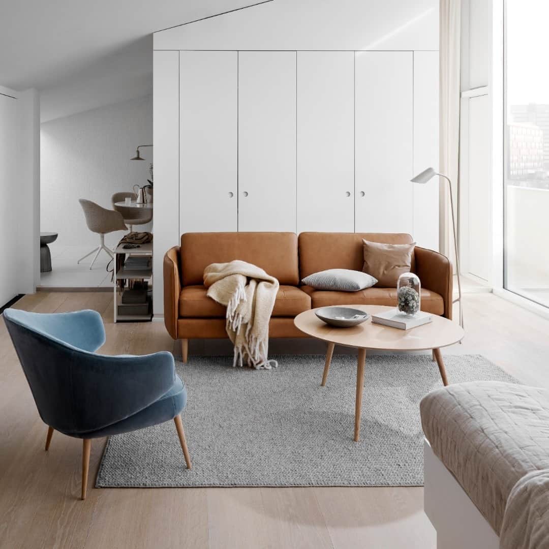 BoConceptさんのインスタグラム写真 - (BoConceptInstagram)「Head to the website, where we’re highlighting our pick of the new social, aesthetic and interior trends that are changing the way we furnish our homes. Like ‘Home at the Centre.’  “…But what is home in the new decade?   Once, just a space for rest, relaxation and entertaining, today it’s the venue for nearly all facets of our everyday life. Monday morning meetings, a fitness class, learning a new skill, indulging in some self-care and growing food for the family all happen at home.   Here’s how to make yours ready for the multipurpose evolution.”  Now available through link in bio.  Osaka sofa from £3,271 Charlotte chair from £1,169 Bornholm coffee table from £149  #boconcept #liveekstraordinaer #homeinspo #danishdesign #scandinavianliving」9月4日 0時20分 - boconcept_official
