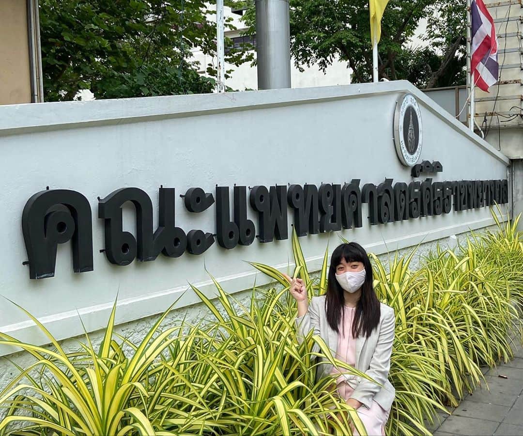 シータ・ラムサムのインスタグラム：「✅Week 1: General Psychiatry 👩🏻 ✅Week 2: Psychiatric Ward 🥼 ✅Week 3: Child and Adolescent Psychiatry 👧🏻 The past few weeks have been one of the most rewarding learning experience 🎉 Thank you so much to everyone in the Department of Psychiatry for sharing your knowledge and experiences with me throughout my internship! 👩🏻‍⚕️  3 อาทิตย์ผ่านไปด้วยความเร็วแสง 💫 ได้มีโอกาสเข้าร่วมกิจกรรมต่างๆในแต่ละแผนก ทั้ง Day Hospital ผู้ใหญ่และเด็ก 🏥 ห้อง Kardex, ADHD Clinic, เข้าห้องตรวจ 🩺 และทำ Case Study 📖 สนุกมากๆ และได้ความรู้ใหม่ๆมาตลอดทุกวันที่มา 😄 ขอบพระคุณ ท่านคณบดีคณะแพทยศาสตร์ศิริราชพยาบาล และ อาจารย์สุดสบาย (หัวหน้าภาควิชาจิตเวช) ที่อนุญาตให้ปาล์มเข้ามาดูงาน... อาจารย์ธนยศ ที่ช่วยประสานงาน และจัดตารางให้...  และอาจารย์หมอ อาจารย์นักจิตวิทยา พี่พยาบาลทุกท่านในแต่ละแผนก กับพี่ๆ แพทย์ประจำบ้าน โดยเฉพาะ พี่มุก พี่คุณ พี่นน ที่อนุญาติให้ปาล์มได้เข้ามาดูงานและศึกษาในสถานที่จริงนะคะ 🙏🏻 ดีใจที่ได้มีโอกาสรู้จัก และเรียนรู้จากทุกคน หวังว่าปาล์มจะได้มีโอกาสร่วมงานกับทุกคนอีกในอนาคตนะคะ 🎉」