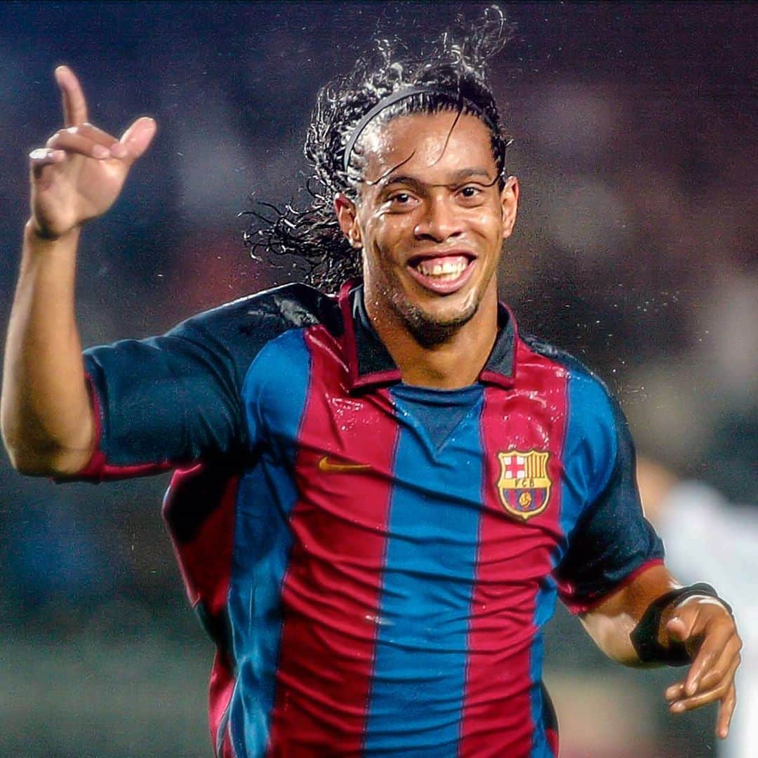 UEFAチャンピオンズリーグさんのインスタグラム写真 - (UEFAチャンピオンズリーグInstagram)「💙❤️🔟 @ronaldinho made his Camp Nou debut on this day in 2003. 🤙 How much would a prime Ronnie be worth today?」9月4日 0時16分 - championsleague