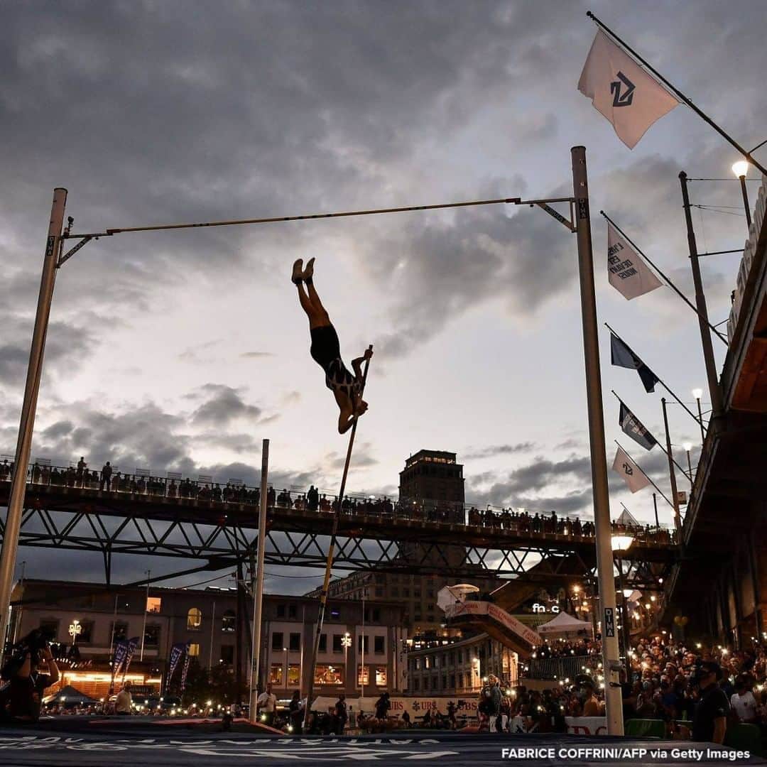 ABC Newsさんのインスタグラム写真 - (ABC NewsInstagram)「Athlete takes part in a men's pole vaulting exhibition as the 2020 Athletissima Diamond League athletics meeting was replaced by a street event due to coronavirus restrictions. #athletics #diamondleague #polevault」9月4日 0時16分 - abcnews