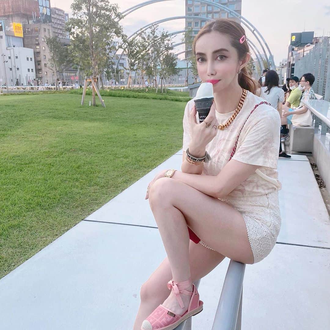 のインスタグラム：「😋🍦💓  #fashion#fashiongram #fashionista #fashionstyle #fashionblogger #ootd #ootdfashion #outfits #outfit #outfitoftheday #chanel#dior#philosophydilorenzoserafini #fendi#versace #ディオール#フェンディ#ファッション#ファッションコーデ #レディースファッション #コーデ#コーディネート#シャネル」
