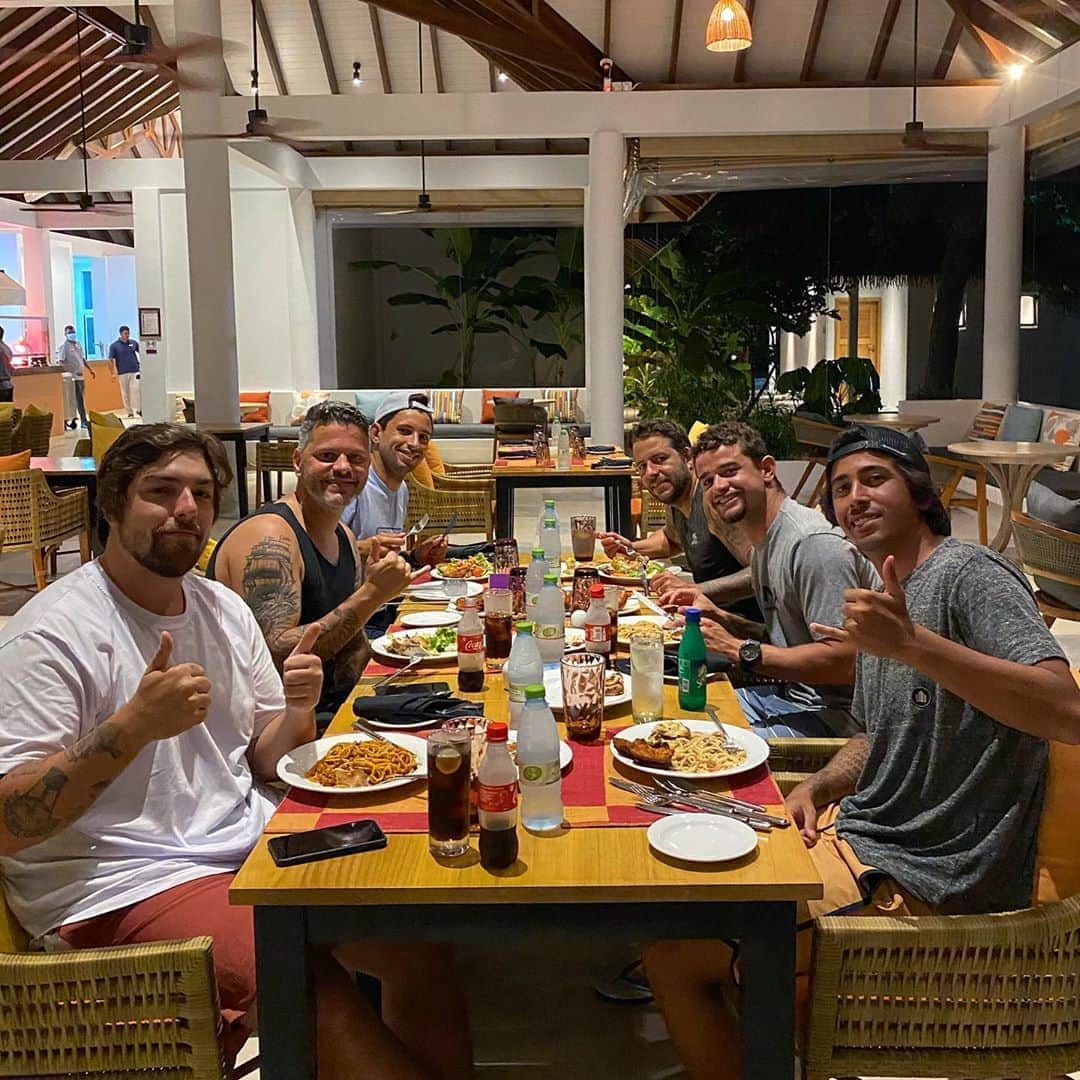 ミグエル・プッポのインスタグラム：「The crew👊✌️#cinnamondhonvelimaldives #atolltravel #atolladventures #atolladventuresmaldives #pastapoint  #pastapointmaldives #waterwaystravel #maldives  #maldivas  @nivanasupertrips @pastapointmaldives   @atolltravel  @cinnamondhonvelimaldives   @cinnamonhotels   @Dara_Ahmed  @waterwaystravel」