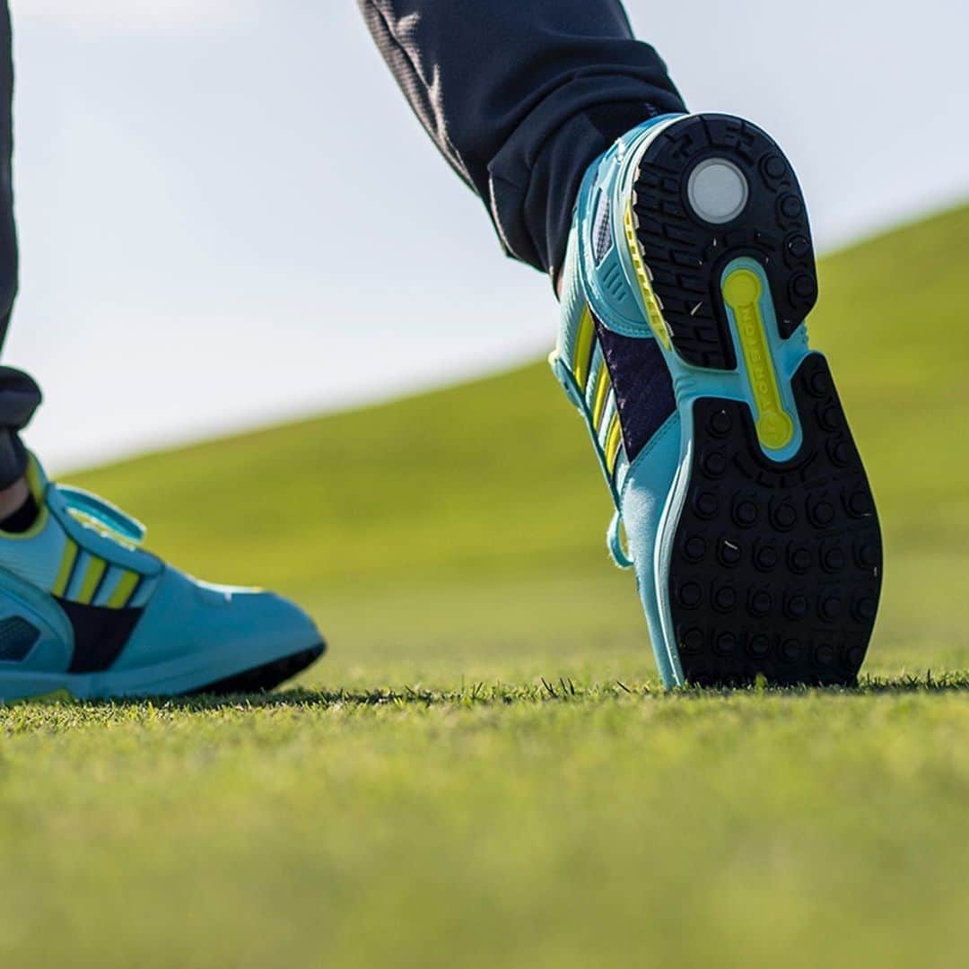 adidas Golfさんのインスタグラム写真 - (adidas GolfInstagram)「From the archives to the course. ZX 8000 Golf ⛳️ Boost in the midsole provides all-day comfort while Torsion System increases stability. All atop a spikeless outsole made for golf and built on the original ZX 8000 grip pattern. ⏰ Available tomorrow. #adidasZX」9月4日 0時21分 - adidasgolf