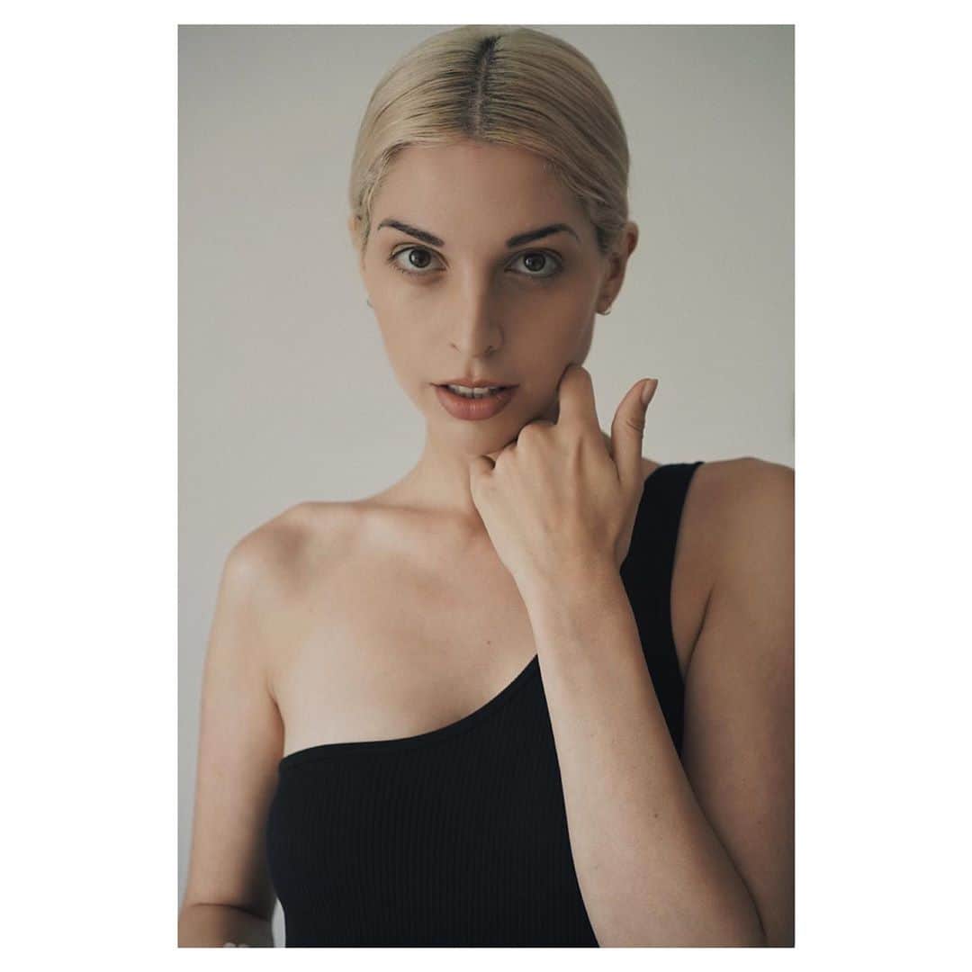リアンヌのインスタグラム：「Don’t worry we come in peace  👽👽👽👽#newmugshots」