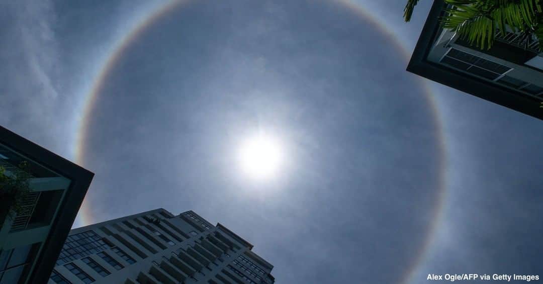ABC Newsさんのインスタグラム写真 - (ABC NewsInstagram)「A solar halo—an optical phenomena that occurs when light from the sun or moon passes through ice crystals suspended in the Earth's upper atmosphere—is pictured around the sun in the sky over Bangkok. #bangkok #solarhalo #science #space #astronomy」9月4日 0時40分 - abcnews