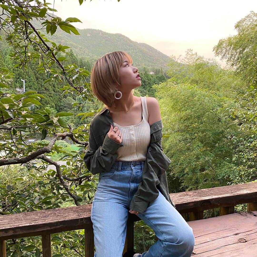 のインスタグラム：「ステキな思い出出来ました！ . こんな所このグループやってなかったら来れてないんだろなぁー と思ってゆっくり〜のんびり〜 自然の空気吸って 頭の中空っぽにして リラックス。 . あぁ〜最高だった。幸せ。 . . 仕事が遊びで 遊びながら稼ぐ！ . . avex ってそんな会社！ 最高のロケでした！ . . . ありがとうございました😌💓 . . . #マイナマインド  #遊びが仕事 #avex  #大阪春夏秋冬 #私服  #ウルフカット #ロデオクラウンズ  #fashion #金髪ショート #金髪女子」